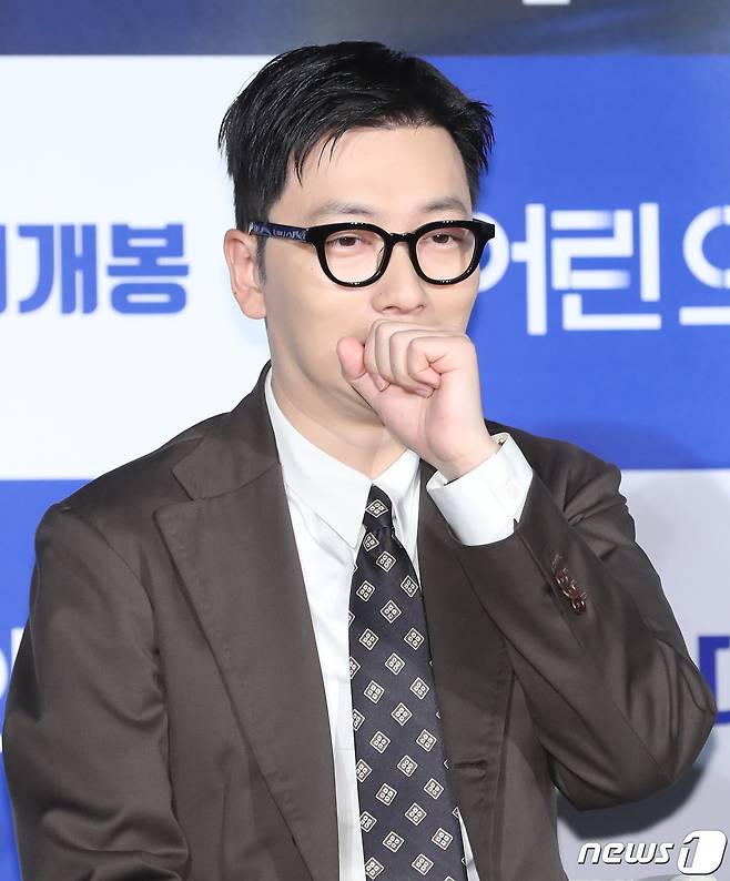 배우 이동휘가 10일 오전 서울 건대 롯데시네마에서 열린 영화 ‘어린 의뢰인’(감독 장규성) 제작보고회에 참석해 유선의 칭찬에 수줍어 하고 있다. ‘어린 의뢰인’은 오직 출세만을 바라던 변호사가 7살 친동생을 죽였다고 자백한 10살 소녀를 만나 마주하게 된 진실에 관한 이야기를 실화를 바탕으로 한 감동 드라마이다. 2019.4.10/뉴스1 © News1 권현진 기자