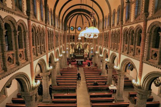 전주 전동성당 내부. 두 가지 벽돌로 수직성과 수평성을 함께 조정하면서도 공간을 따뜻하게 감싼다.