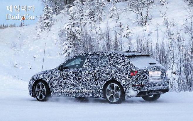 아우디 A3 스파이샷 (출처 카스쿱)