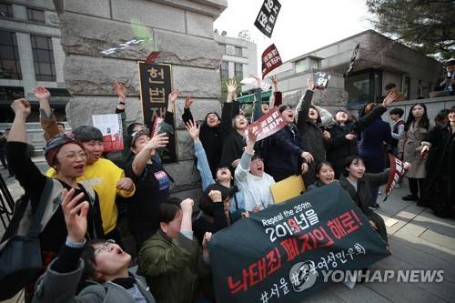 낙태죄 위헌, 이제 안녕 (서울=연합뉴스) 홍해인 기자 = 낙태죄 반대를 외치던 시위자들이 11일 오후 서울 종로구 재동 헌법재판소 앞에서 낙태죄 헌법 불합치 판결 소식을 듣고 낙태죄 위헌 손팻말을 날려 보내는 상징 의식을 하고 있다. 2019.4.11 hihong@yna.co.kr