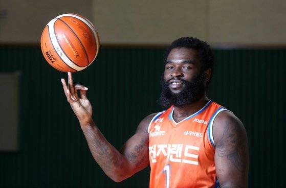 턱수염이 덥수룩한 전자랜드 ‘슛 도사’ 팟츠. 상대 팀에겐 공포의 대상이다. [김상선 기자]