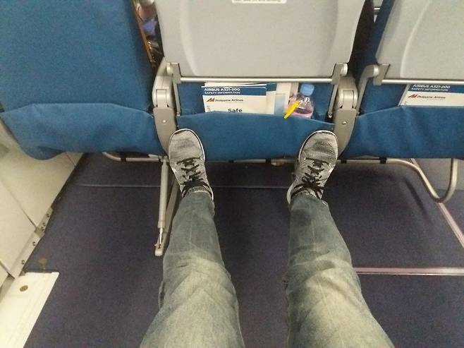 일반석 중에서 비상구 좌석은 앞 뒤 간격이 넓어 다리를 편하게 뻗을 수 있다. [블로그 캡처]