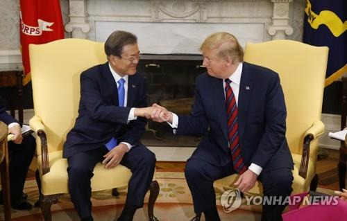 악수하는 한-미 정상 (워싱턴=연합뉴스) 배재만 기자 = 문재인 대통령과 트럼프 대통령이 11일 오후(현지시간) 워싱턴 백악관오벌오피스에서 친교를 겸한 단독회담에서 악수하고 있다.