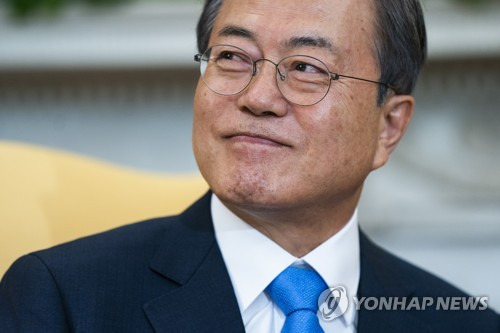 문재인 대통령 (EPA=연합뉴스) 미국 백악관 오벌오피스에서 11일 오후(현지시간) 한-미 정상 단독회담을 가졌다.