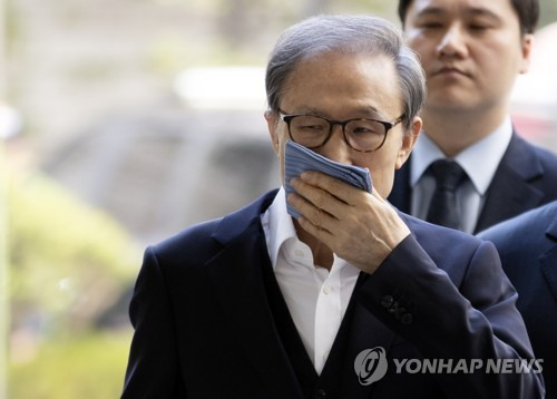 입 막은 채 출석하는 이명박 (서울=연합뉴스) 윤동진 기자 = 횡령과 뇌물수수 등 혐의로 1심에서 실형을 선고받은 이명박 전 대통령이 12일 오후 서울 서초동 중앙지법에서 열린 항소심 속행 공판에 출석하고 있다. 2019.4.12 mon@yna.co.kr