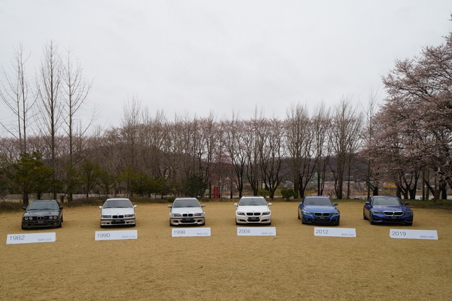 1982년 이래 한국에 출시된 BMW 3시리즈들. 맨 오른쪽이 7세대 3시리즈다. ⓒBMW코리아