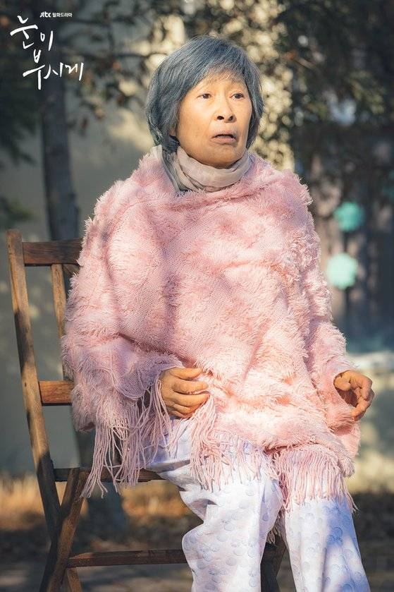 드라마 '눈이 부시게'의 한 장면. 치매를 앓고 있는 노인 혜자(김혜자)의 시선으로 이야기를 풀어간다. [사진 JTBC]