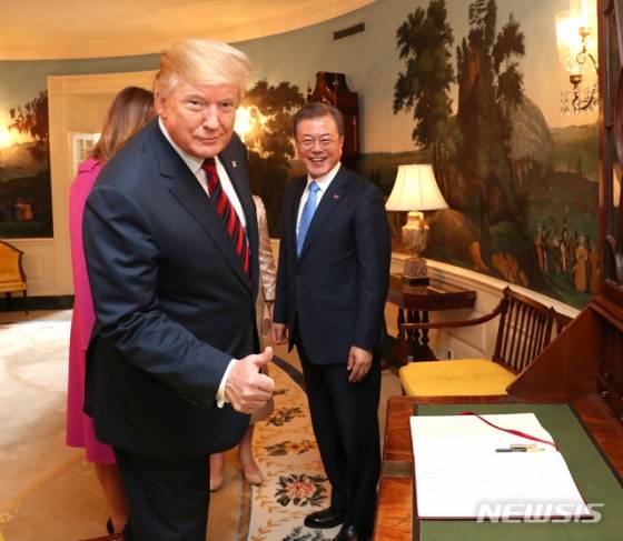 【워싱턴(미국)=뉴시스】박진희 기자 = 트럼프 미국 대통령이 11일 오후(현지시각) 미국 워싱턴 백악관에서 문재인 대통령 방명록을 보고 엄지척을 하고 있다. 2019.04.12.   pak7130@newsis.com