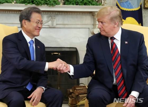 【워싱턴(미국)=뉴시스】박진희 기자 = 문재인 대통령이 11일 오후(현지시각) 미국 워싱턴 백악관에서 도널드 트럼프 미국 대통령과 한미 정상회담을 하고 있다. 2019.04.13.   pak7130@newsis.com