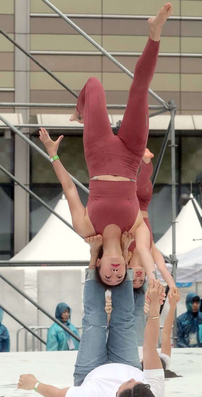 롯데백화점은 14일 창립 40주년을 기념해 전세계에서 가장 큰 요가행사인 '요가 말라 프로젝트'를 유통업계 최초로 개최했다. 이날 킴스요가&크로우아크로 팀이 사전 공연 요가를 하고 있다. 최정동 기자