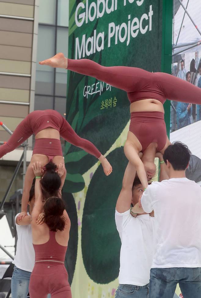 롯데백화점은 14일 창립 40주년을 기념해 전세계에서 가장 큰 요가행사인 '요가 말라 프로젝트'를 유통업계 최초로 개최했다. 이날 킴스요가&크로우아크로 팀이 사전 공연 요가를 하고 있다. 최정동 기자