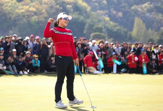 14일 열린 KLPGA 셀트리온 퀸즈 마스터즈에서 우승한 조정민. [사진 KLPGA]