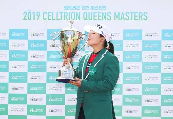 14일 열린 KLPGA 셀트리온 퀸즈 마스터즈에서 우승한 조정민. [사진 KLPGA]