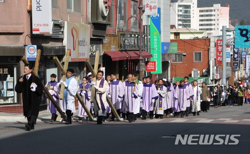 지난해 3월25일 강원도 영월군 영월읍 13개 교회 300여 명의 신도들이 고난주간을 맞아 십자가 대행진을 펼쳤다. 영월읍 덕포리에서 부터 폭포공원까지 3km 구간에서 펼쳐진 행진에서 신도들은 무거운 십자가를 지고 예수의 고난을 함께했다. 2018. 03. 25./사진=뉴시스