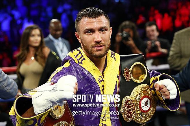 ▲ 바실 로마첸코는 오른손 훅으로 앤서니 크롤라를 4라운드 58초 KO로 꺾었다.