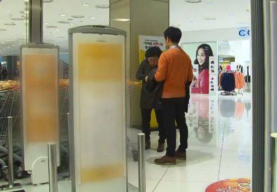 마트나 백화점에 설치된 도난방지기는 전자기 유도현상을 이용한 것입니다. [사진=유튜브 화면캡처]