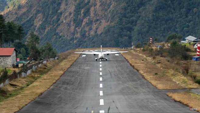 루클라 공항에서 소형 항공기가 내리막 활주로에서 이륙하는 모습. [유튜브 캡쳐]