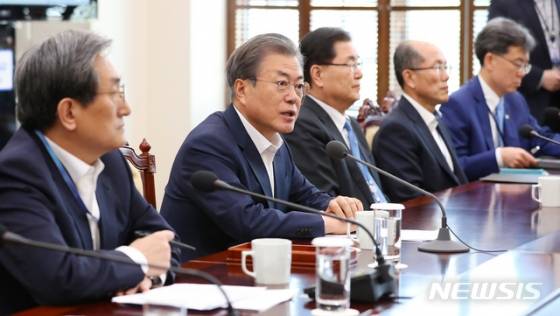 【서울=뉴시스】전신 기자 = 문재인 대통령이 15일 청와대 여민관에서 열린 수석보좌관회의를 주재하고 있다. 2019.04.15.   photo1006@newsis.com