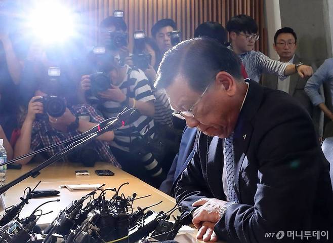 박삼구 금호아시아나그룹 회장이 지난해 오후 서울 종로구 본사에서 기내식 공급 지연에 대한 입장 발표하고 있다./사진=홍봉진 기자