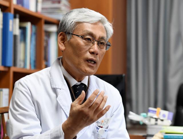 김린 고려대학교 의과대학 KU-Magic 연구원장이 최근 서울경제와의 인터뷰에서 대학이 논문과 특허를 위한 연구에서 벗어나 기술이전과 창업에 적극 나서야 한다고 강조하고 있다.