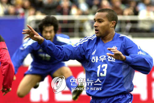 2002년 FA컵 결승전에서 포항을 상대로 골세리머니를 펼치는 수원 삼성의 산드로. [연합뉴스 자료사진]