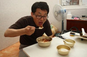 차명진 전 의원 홈페이지에 올라왔던 ‘황제의 식사’ 장면.