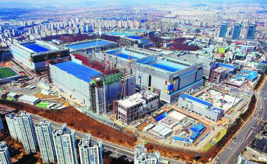 삼성전자 극자외선(EUV) 기술 기반의 반도체 생산라인이 경기도 화성에 지어지고 있다. 삼성전자 제공