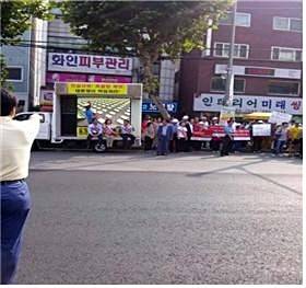 ▲ 세월호 서명 홍보 차량에 앉아 쉬는 척하며 서명운동을 방해하고 있는 나경원 후보 선거운동원들(사진=김성진님 페이스북)