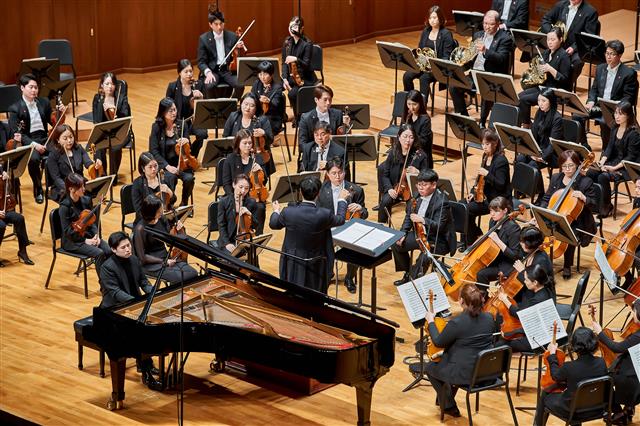 지난 2일 시작한 올해 서울 예술의전당 교향악축제에서 제주교향악단과 피아니스트 이진상이 공연을 하고 있다. 예술의전당 제공