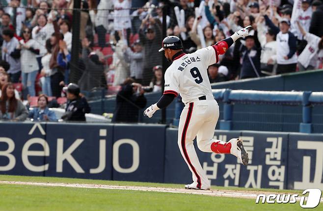 홈런을 때려낸 뒤 세리모니를 펼치는 두산 베어스 호세 페르난데스. /뉴스1 DB © News1 박세연 기자