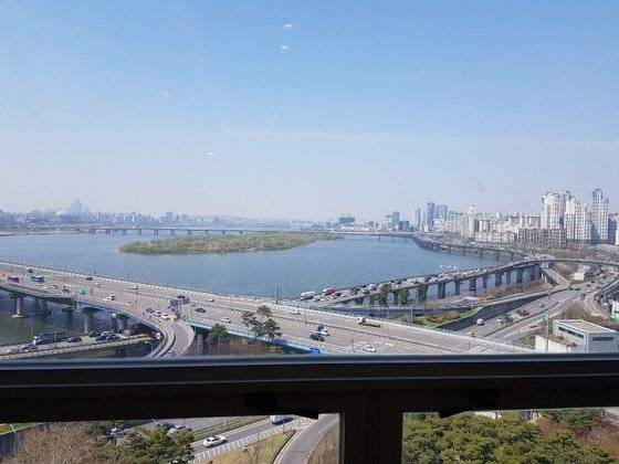 오피스텔 '리버뷰 나루 하우스' VIP 라운지에서 내려다 본 한강 전망. 한은화 기자