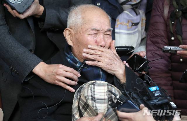 【서울=뉴시스】김선웅 기자 = 강제징용 피해자 이춘식 씨가 30일 오후 서울 서초구 대법원에서 열린 일제강제동원 피해자들의 신일철주금에 대한 손해배상 청구소송 재상고심 판결에 참석, 선고를 마친 후 법원을 나와 기자회견을 하며 눈물을 흘리고 있다. 대법원은 일본 기업이 강제징용 피해자에 1억원을 배상해야 한다고 판결했다. 2018.10.30. mangusta@newsis.com
