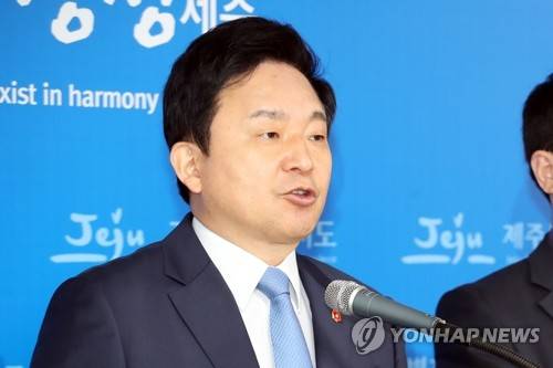 원희룡, '영리병원 개설 허가 취소' (제주=연합뉴스) 박지호 기자 = 원희룡 제주지사가 17일 오전 제주도청에서 국내 최초 영리병원으로 추진되던 녹지국제병원의 개설 허가 취소와 관련된 발표를 하고 있다. 2019.4.17 jihopark@yna.co.kr