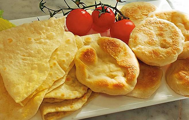 돼지기름이 들어가는 ‘티젤라’. 따뜻할 때 먹으면 위로가 되는 맛이다.