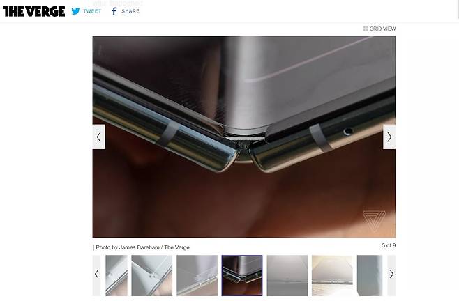 더버지는 사진 촬영 기자가 사용하는 점토가 힌지 사이로 들어가 고장을 일으켰을 수 있다는 가능성을 제시했다. 더버지의 사진을 보면 접히는 부분에 유격(벌어짐)이 확인된다. (사진=더버지 갈무리) © 뉴스1