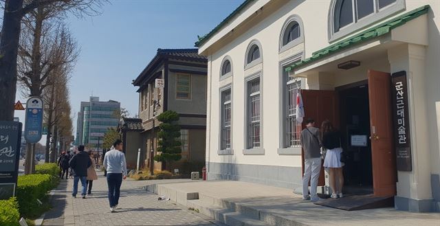근대미술관(옛 일본 제18은행 군산지점)과 뒷쪽에 현재 북카페로 활용 중인 옛 미즈상사.