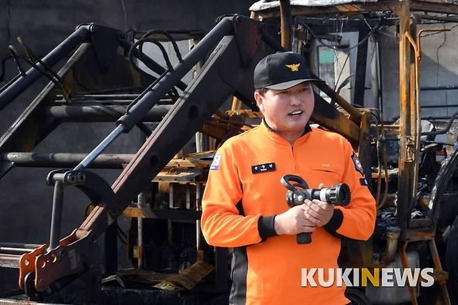 윤 팀장이 화재 진압 당시의 상황을 설명하고 있다.