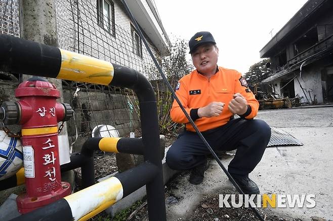 윤 소방위는 '화재 사고 발생 시 주민들이 1차 불을 끌 수 있도록 마을마다 소화전 설비를 늘리고 있다'고 말했다.