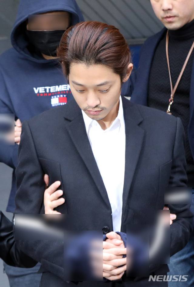 【서울=뉴시스】이윤청 수습기자 = 성폭력범죄의 처벌 등에 관한 특례법 위반(카메라 등 이용 촬영) 혐의를 받는 가수 정준영과 함께 구속된 버닝썬 직원 김모(왼쪽 뒤)씨가 지난달 29일 서울 종로구 종로경찰서에서 기소의견으로 검찰에 송치되고 있다. 2019.03.29. radiohead@newsis.com