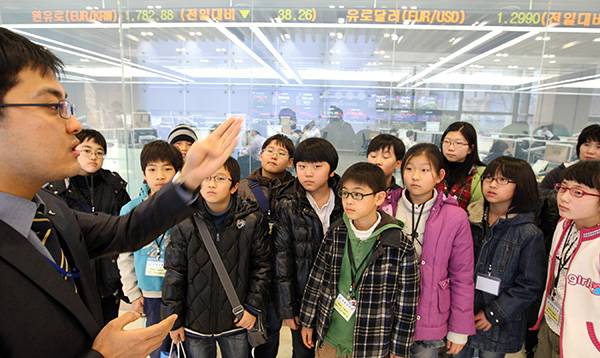 ⓒ연합뉴스 금융감독원 주최로 열린 ‘겨울방학 어린이·청소년 금융교실’에 참가한 초·중학생들.