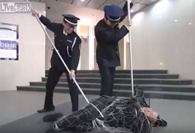 그물총으로 제압한 범인을 경찰들이 검거하는 가상의 상황. 인터넷 캡쳐