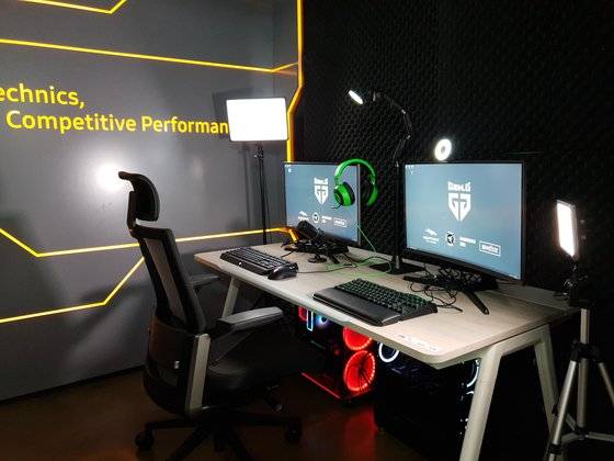 젠지 서울HQ 2층에 마련된 스트리밍 룸. 일명 '해바라기 조명'인 조명 달린 동그란 웹캠과 흡음판 등 최신 설비가 가득하다. 김정민 기자