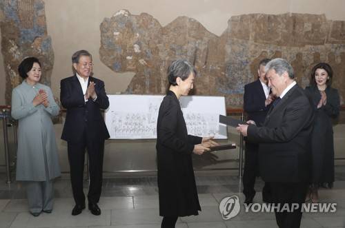 한-우즈베키스탄 문화유산 교류협력 양해각서 체결 (사마르칸트[우즈베키스탄]=연합뉴스) 한상균 기자 = 우즈베키스탄을 국빈방문 중인 문재인 대통령과 부인 김정숙 여사가 20일 오후(현지시간) 사마르칸트 아프라시아브 박물관에서 한-우즈베키스탄 문화유산 교류협력 양해각서 체결식을 지켜보며 샤프카트 미르지요예프 대통령과 부인 지로아트 미르지요예바 여사와 함께 박수를 치고 있다. 2019.4.20 xyz@yna.co.kr
