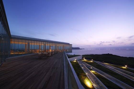 휘닉스아일랜드 글라스 하우스. 바다 전망이 빼어난 곳으로, 건물 아래에는 산책로가 조성돼 있다. [사진 휘닉스아일랜드]