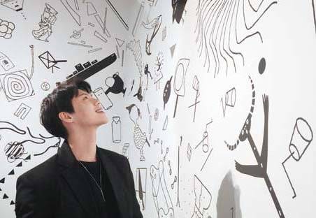 서울 한남동 디뮤지엄에서 미술 작품을 관람하는 모델 고민성(@koms_koms)씨.