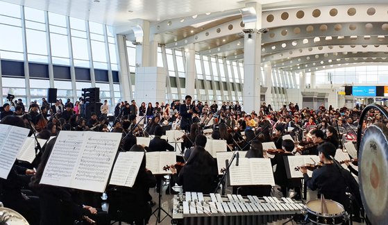 지난 4월 14일 대전역에서 'KTX 개통 15주년 기념음악회'가 열렸다. [중앙포토]