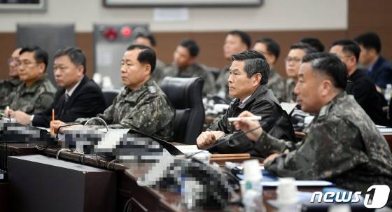정경두 국방부 장관이 지난 1월 26일 부산 해군작전사령부를 방문해 일본 해상초계기의 저고도 초근접위협비행에 대해  강력하게 대응할 것을 지시하고 있는 모습 / 사진 = 뉴스1