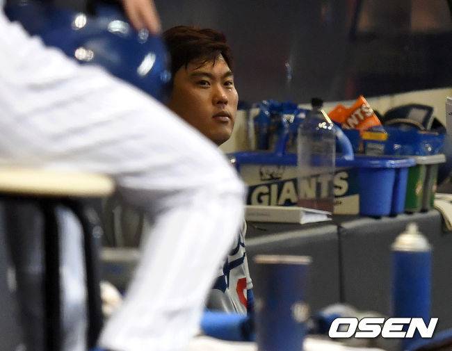 [OSEN=밀워키(미국 위스콘신주), 최규한 기자] 21일(한국시간) 미국 위스콘신주 밀워키 밀러파크에서 ‘2019 메이저리그’ 밀워키 브루어스와 LA 다저스의 경기가 열렸다.6회말 2사 1,2루에서 마운드를 내려간 LA 류현진이 더그아웃에서 그라운드를 바라보고 있다. /dreamer@osen.co.kr