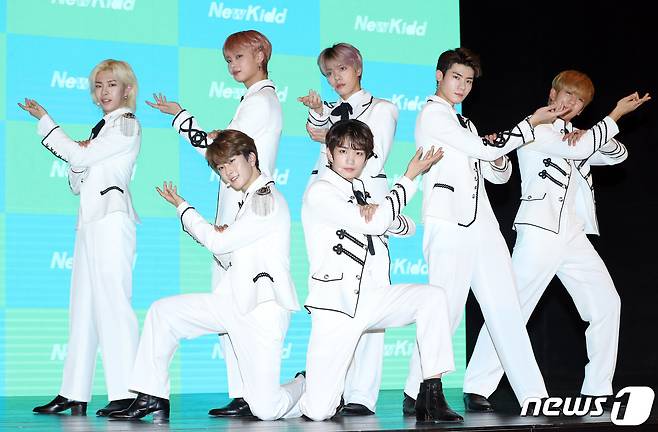 그룹 뉴키드 휘, 진권, 윤민, 지한솔, 우철, 최지안, 강승찬이 23일 오후 서울 을지로 롯데피트인 동대문점에서 열린 데뷔 앨범 `뉴키드(NEWKIDD)` 쇼케이스에 참석해 포즈를 취하고 있다. 2019.4.23/뉴스1 © News1 권현진 기자