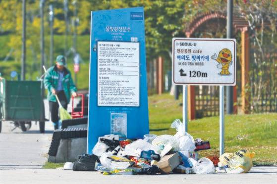 서울 여의도 한강공원에서 환경 미화원들이 입장객이 버리고 간 쓰레기를 치우고 있다. 이곳은 주말에만 12~15t의 쓰레기가 배출된다. [연합뉴스]